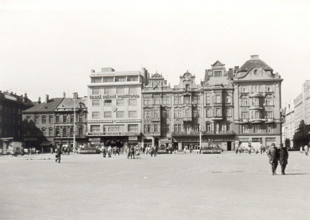 137) západní část náměstí Republiky 25. března 1979. Samoobsluha Potraviny stále v provozu. (foto Z. Šůcha)